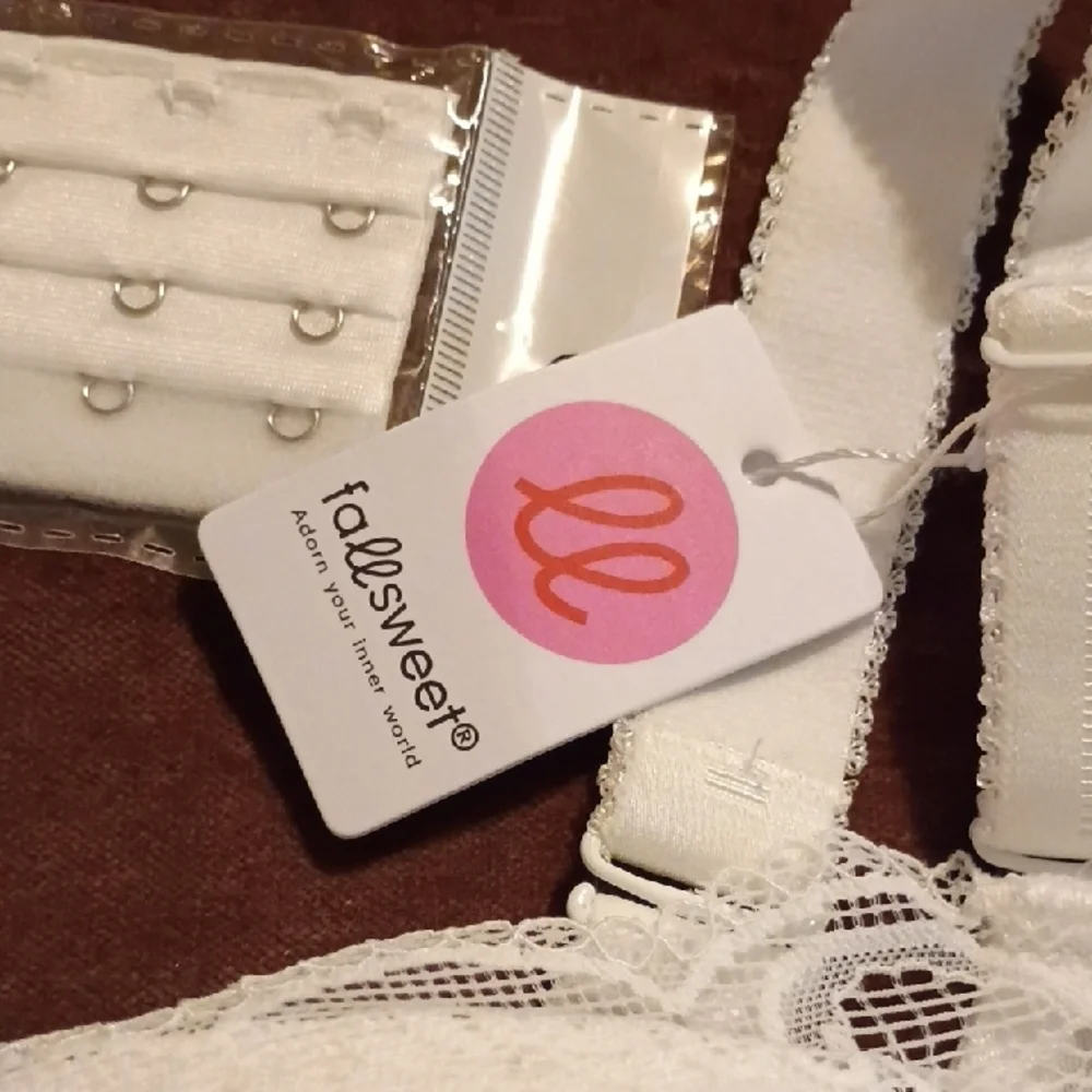 Luxurious White Lace Bra - Picture 4 of 16
